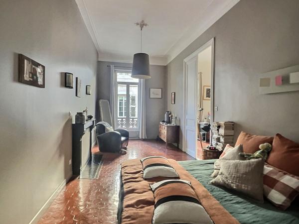 A vendre appartement de type 5/6 à Marseille 13006 avec une terrasse et deux chambres de bonne
