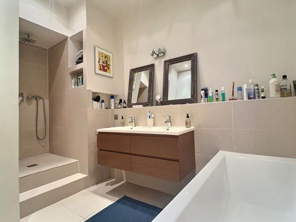 A vendre appartement de type 5/6 à Marseille 13006 avec une terrasse et deux chambres de bonne