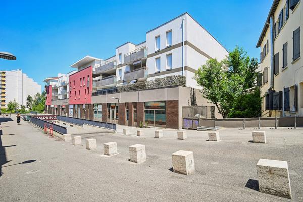 Oullins - Centre: Un appartement T2 de 47m2 avec terrasse et garage
