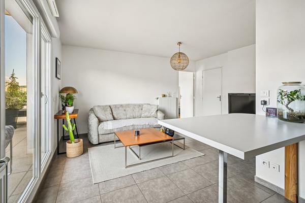Oullins - Centre: Un appartement T2 de 47m2 avec terrasse et garage