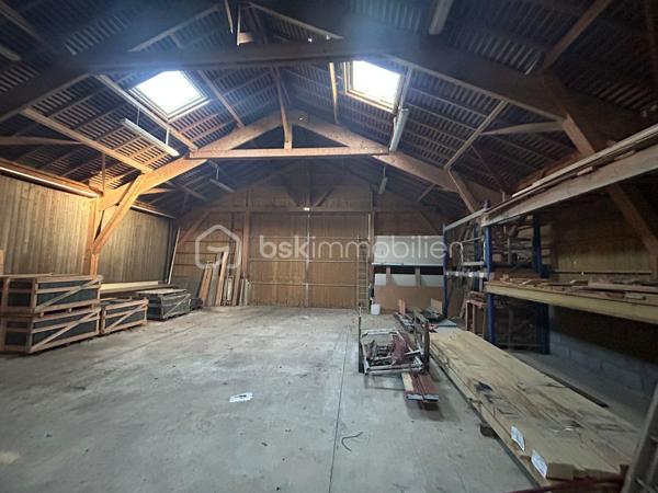Idéalement situé entre Vitré, Ernée et Fougères, hangar en excellent état de 450 m² avec préau de 100 m², comprenant une salle de pause avec douche et wc. 
Belle hauteur de porte de 3,80m 
Terrain entièrement clos de 2380 m²  comprenant une partie goudronnée de 750 m² et terrain en herbe de 1000 m² (parcelle constructible de 558 m²)