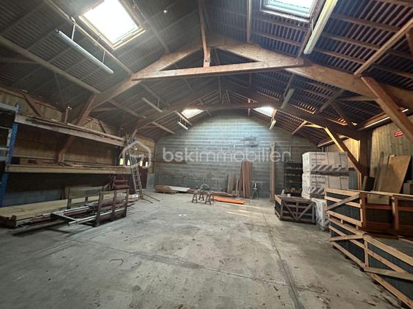 Idéalement situé entre Vitré, Ernée et Fougères, hangar en excellent état de 450 m² avec préau de 100 m², comprenant une salle de pause avec douche et wc. 
Belle hauteur de porte de 3,80m 
Terrain entièrement clos de 2380 m²  comprenant une partie goudronnée de 750 m² et terrain en herbe de 1000 m² (parcelle constructible de 558 m²)