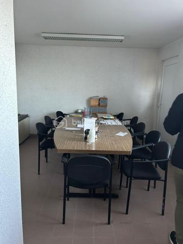 Idéalement situé entre Vitré, Ernée et Fougères, hangar en excellent état de 450 m² avec préau de 100 m², comprenant une salle de pause avec douche et wc. 
Belle hauteur de porte de 3,80m 
Terrain entièrement clos de 2380 m²  comprenant une partie goudronnée de 750 m² et terrain en herbe de 1000 m² (parcelle constructible de 558 m²)