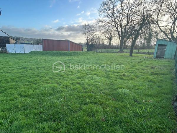 Idéalement situé entre Vitré, Ernée et Fougères, hangar en excellent état de 450 m² avec préau de 100 m², comprenant une salle de pause avec douche et wc. 
Belle hauteur de porte de 3,80m 
Terrain entièrement clos de 2380 m²  comprenant une partie goudronnée de 750 m² et terrain en herbe de 1000 m² (parcelle constructible de 558 m²)
