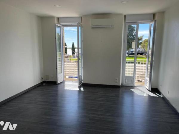 APPARTEMENT AVEC VU SUR LE RHONE ET LA CAMARGUE