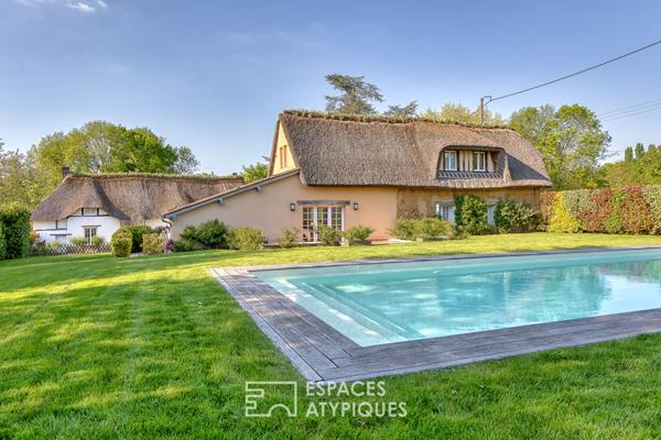 Ensemble de 2 chaumières dans un cadre paisible avec piscine