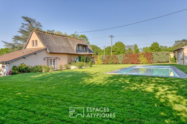 Ensemble de 2 chaumières dans un cadre paisible avec piscine