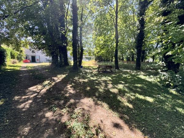 Terrain
        
        - 1922 m² Exclusivité 137 500 € *