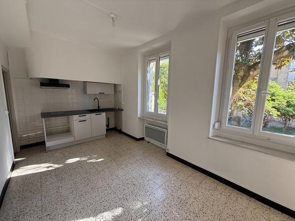 APPARTEMENT 2 CHAMBRES AVEC JARDIN COMMUN