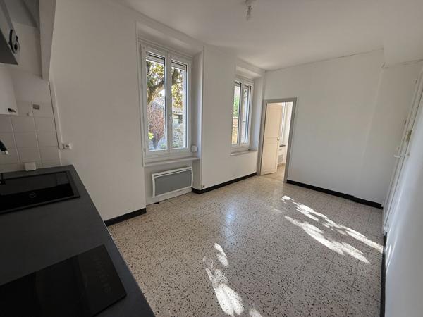 APPARTEMENT 2 CHAMBRES AVEC JARDIN COMMUN