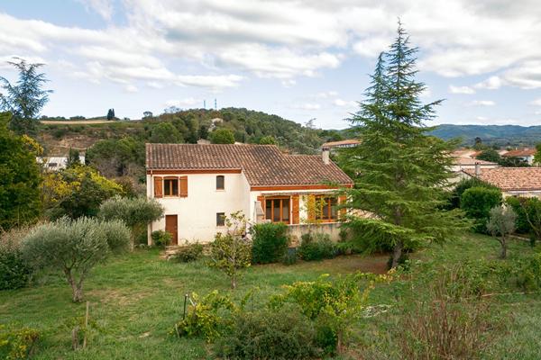 CARCASSONNE – SAINT-HILAIRE Villa T5 152m² (114m² hab.) avec garage, jardin, verger et puits, sur 4.315m²