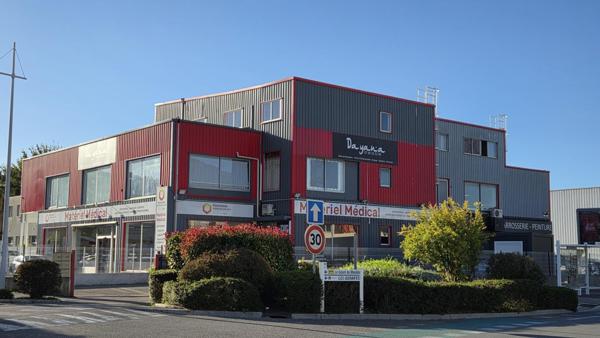 Murs commerciaux d'env. 1 150 m² sur axe majeur – forte visibilité et rendement d'env. 110 000 €/an !