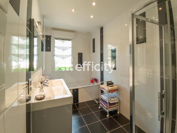 Maison
         5 pièces
        - 124 m² 270 900 €*