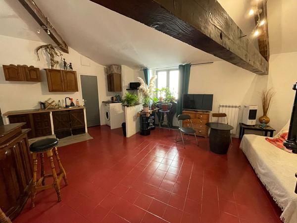 AVIGNON - GRANDE MAISON AVEC DEPENDANCES AUX PORTES D'AVIGNON A DECOUVRIR