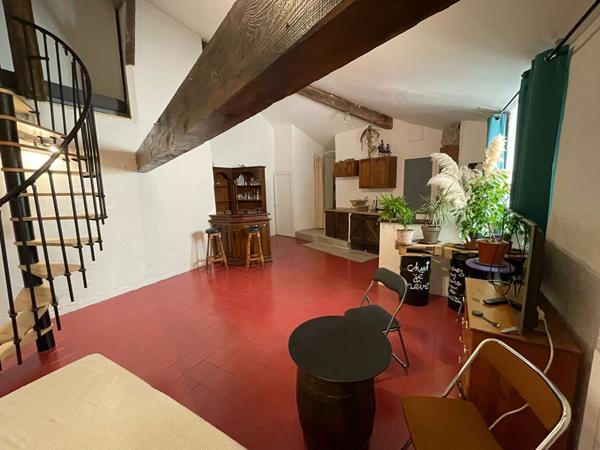 AVIGNON - GRANDE MAISON AVEC DEPENDANCES AUX PORTES D'AVIGNON A DECOUVRIR