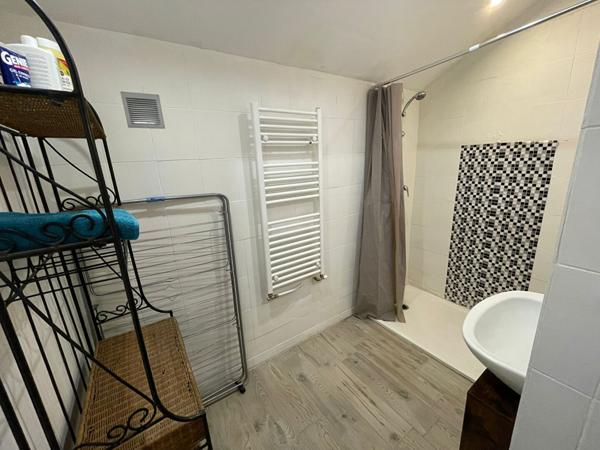 AVIGNON - GRANDE MAISON AVEC DEPENDANCES AUX PORTES D'AVIGNON A DECOUVRIR