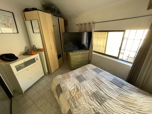 AVIGNON - GRANDE MAISON AVEC DEPENDANCES AUX PORTES D'AVIGNON A DECOUVRIR