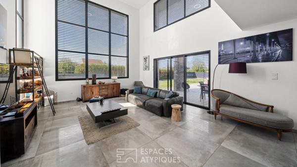 Lumineuse contemporaine avec sa piscine