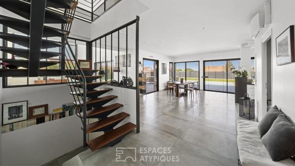 Lumineuse contemporaine avec sa piscine