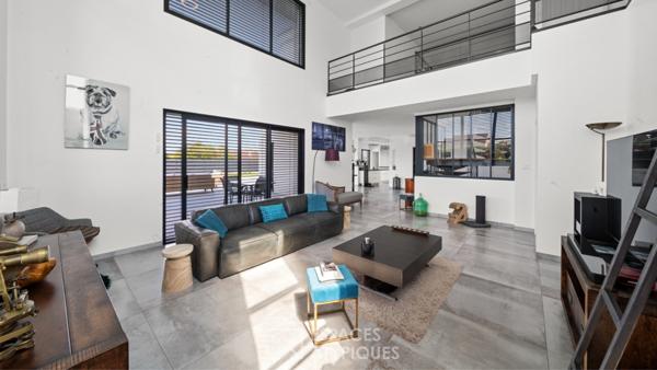 Lumineuse contemporaine avec sa piscine