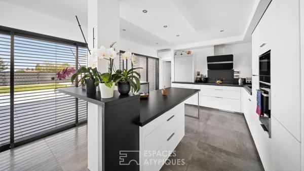 Lumineuse contemporaine avec sa piscine