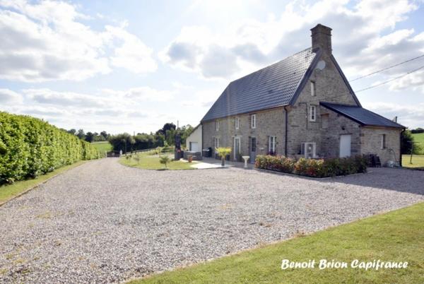À vendre – Maison en pierre avec étang, grand terrain de 4 980 m² et nombreuses prestations à Monchamp, près de Vire (Calvados - 14)