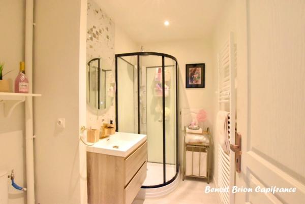 À vendre – Maison en pierre avec étang, grand terrain de 4 980 m² et nombreuses prestations à Monchamp, près de Vire (Calvados - 14)