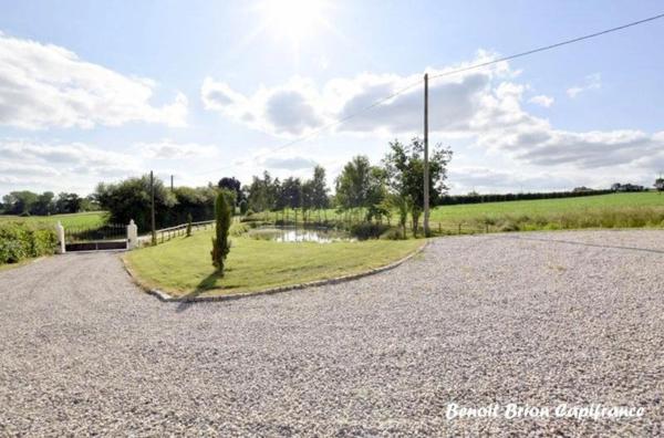 À vendre – Maison en pierre avec étang, grand terrain de 4 980 m² et nombreuses prestations à Monchamp, près de Vire (Calvados - 14)