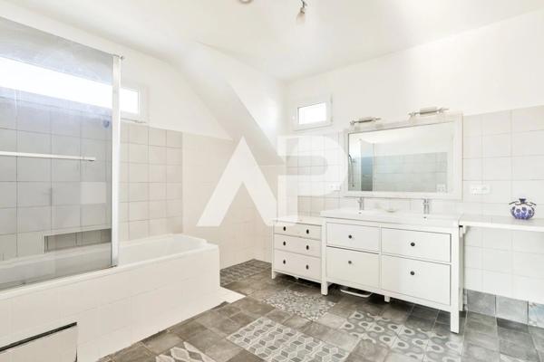 Maison familiale 10 pièces - 240m² - 527 m² de terrain €1 290 000 **  - Référence  85653113