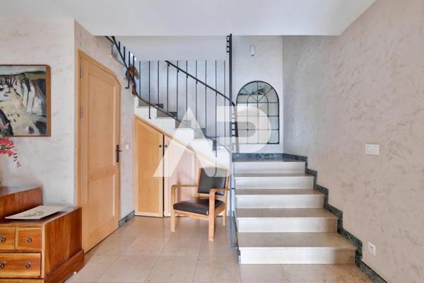 Maison familiale 10 pièces - 240m² - 527 m² de terrain €1 290 000 **  - Référence  85653113