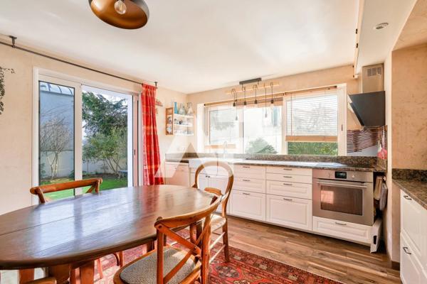 Maison familiale 10 pièces - 240m² - 527 m² de terrain €1 290 000 **  - Référence  85653113