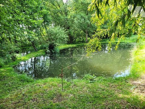 Ancien corps de ferme : 62m² habitables – Terrain environ 1h42 - Dépendances