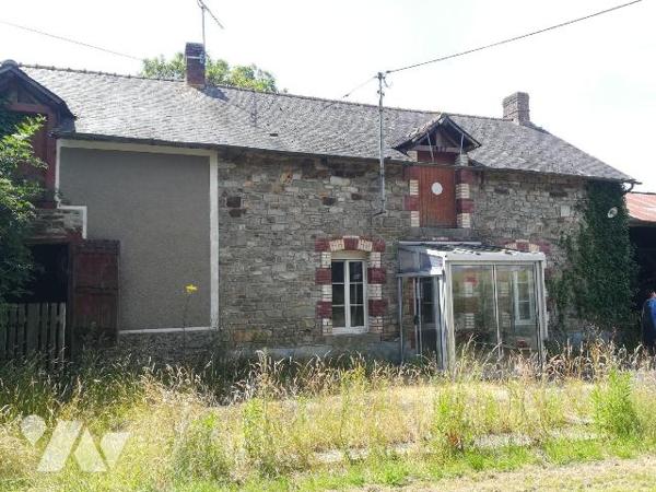 Dans hameau proche centre - Longère à rénover comprenant:

Entrée, cuisine avec cheminée, une...