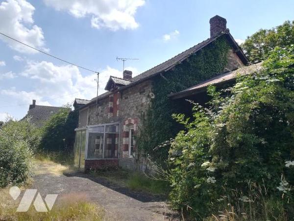 Dans hameau proche centre - Longère à rénover comprenant:

Entrée, cuisine avec cheminée, une...