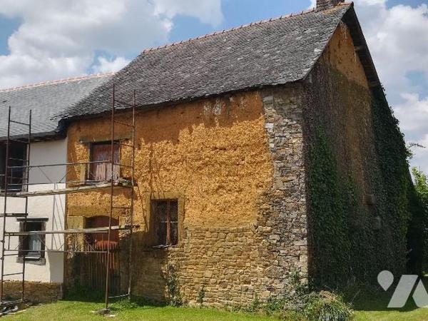 Dans hameau proche centre - Longère à rénover comprenant:

Entrée, cuisine avec cheminée, une...