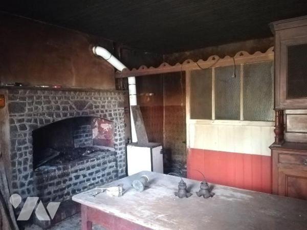 Dans hameau proche centre - Longère à rénover comprenant:

Entrée, cuisine avec cheminée, une...