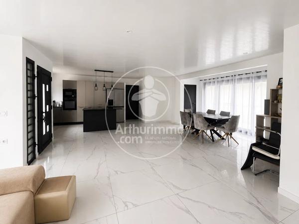 Vente                                                      Villa
                        
                     4 pièces                      132 m2                     à Ducos