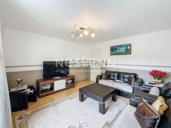 Découvrez cette maison clé en main de 213 m² à Blois, avec 5 chambres, 2 salles d'eau, séjour lumineux et terrain de 961 m². Quartier calme, proche écoles et commerces. À saisir rapidement !