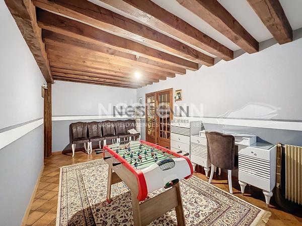 Découvrez cette maison clé en main de 213 m² à Blois, avec 5 chambres, 2 salles d'eau, séjour lumineux et terrain de 961 m². Quartier calme, proche écoles et commerces. À saisir rapidement !