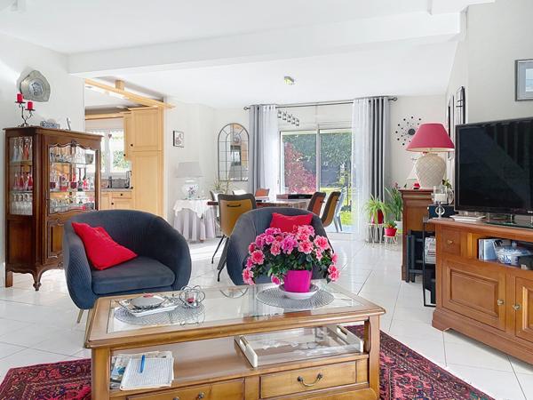 À vendre à Noyal-Muzillac, maison prête à vivre avec dépendance et prestations soignées