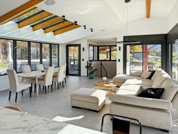 Propriété agricole avec habitation contemporaine