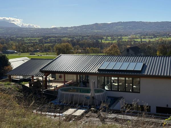 Propriété agricole avec habitation contemporaine