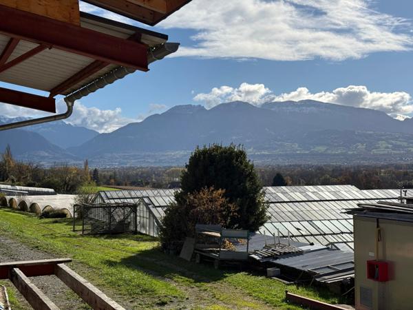 Propriété agricole avec habitation contemporaine