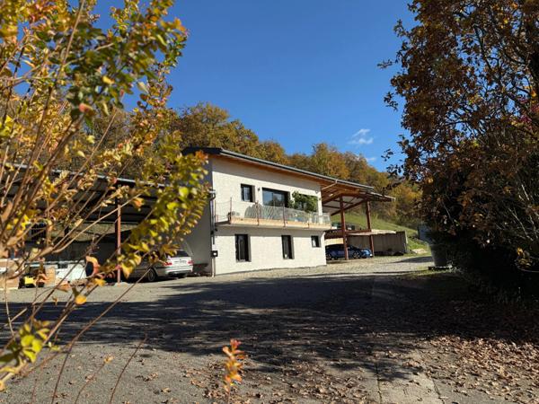 Propriété agricole avec habitation contemporaine