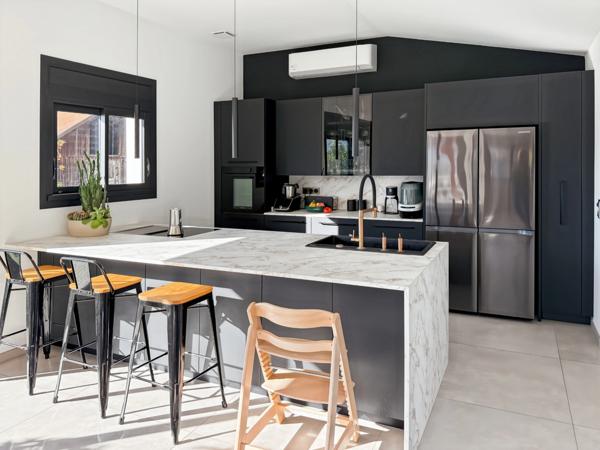 Propriété agricole avec habitation contemporaine