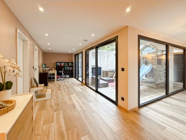 Propriété agricole avec habitation contemporaine