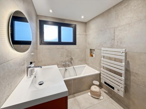 Propriété agricole avec habitation contemporaine