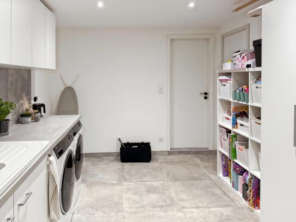 Propriété agricole avec habitation contemporaine