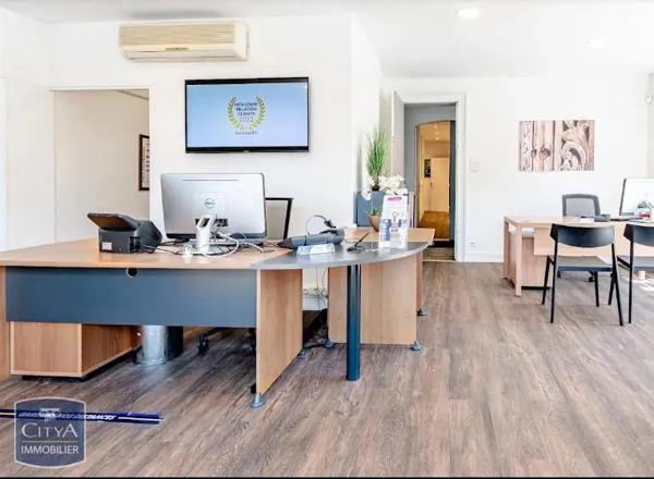 Local professionnel à vendre 355.32m²