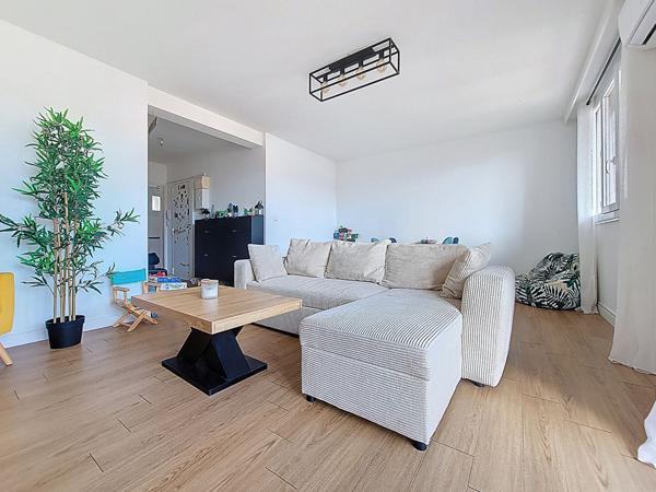 À vendre : Appartement lumineux rénové de 4 pièces 3 chambres 13013 - Secteur Saint Mitre Res. Les Prairies